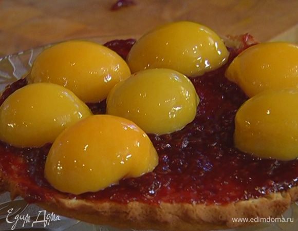 Разложить половинки персиков.
