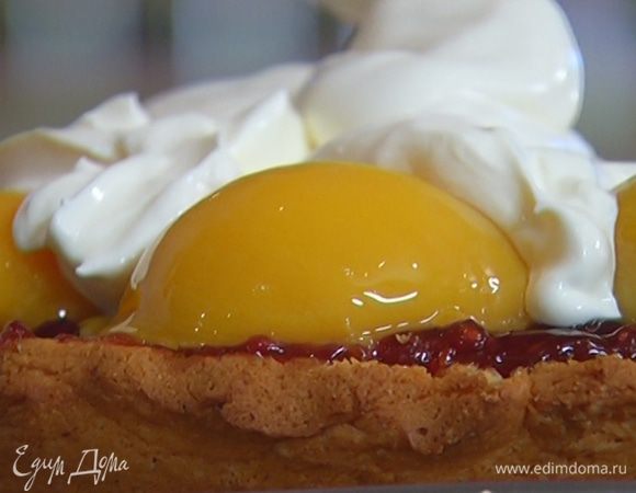 Сверху выложить взбитые сливки.
