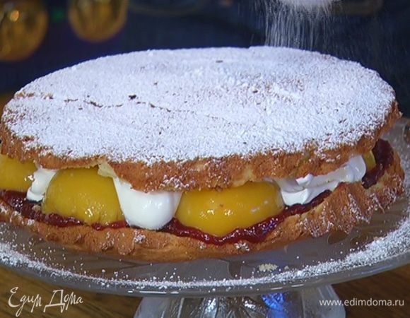 Накрыть вторым коржом, посыпать оставшейся сахарной пудрой.