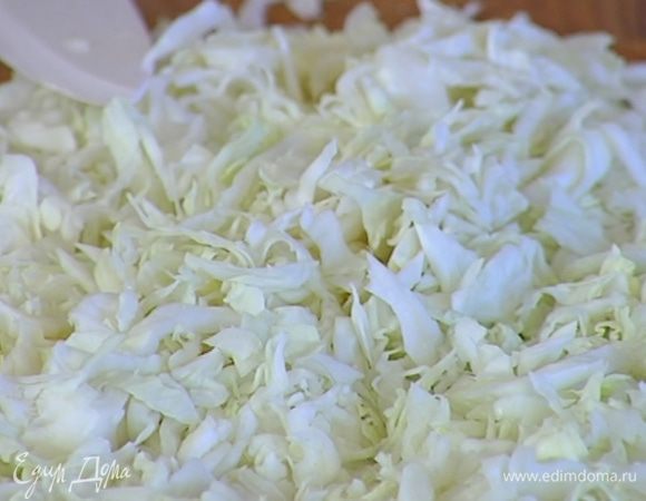 Капусту мелко нашинковать.