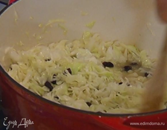 Накрыть кастрюлю крышкой и дать капусте немного потомиться.