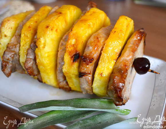 А еще мне это блюдо напомнило немного другую свинину...В АНАНАСАХ!!! http://www.edimdoma.ru/retsepty/53755-svinina-v-ananasah Также нежно, вкусно и сочно!!!