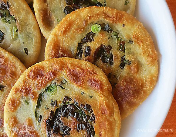 Подаются лепешки горячими.