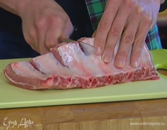Мясо между ребрышками надрезать, не прорезая до конца.