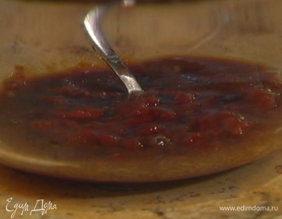 Приготовить маринад: соединить томатную пасту, соевый соус, сладкий чили, кунжутное масло, мед, уксус, приправу Five spices, вустерширский соус и Nam Pla, все перемешать, затем добавить чеснок, имбирь и еще раз перемешать.