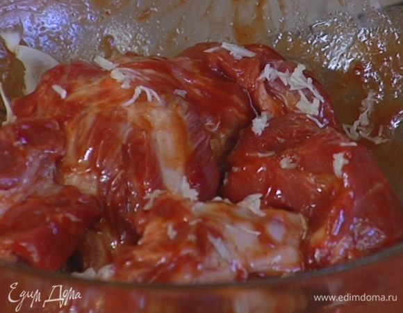 Глубокую тяжелую форму смазать оливковым маслом, выложить мясо, полить хересом и накрыть сверху фольгой.