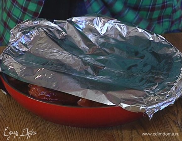 Запекать в разогретой духовке 20 минут, затем понизить температуру до 160°С и готовить мясо еще 45 минут.