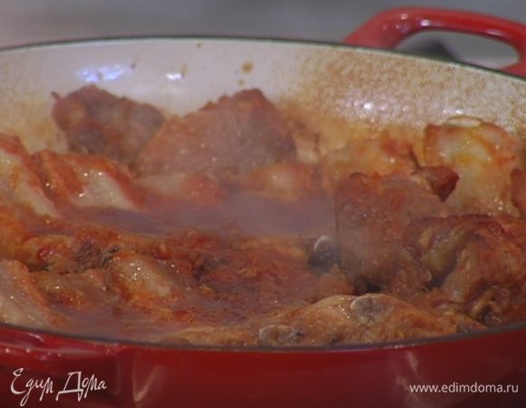 Снять фольгу, чтобы получилась румяная корочка, и запекать мясо еще минут 15, до готовности.