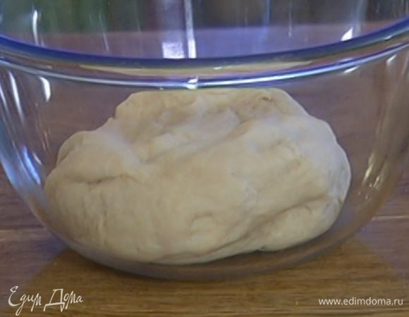 Сформировать из теста шар, выложить в глубокую посуду и накрыть влажным полотенцем. Поставить в теплое место для расстойки.