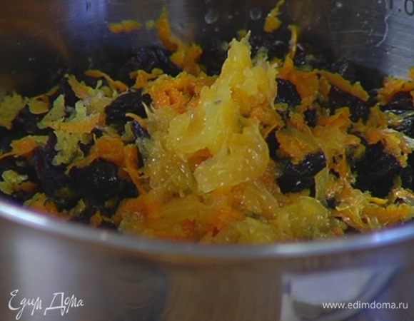 Изюм поместить в небольшую кастрюлю, влить лимонный и апельсиновый сок, добавить всю цедру, оставшийся сахар и прогревать на огне, чтобы жидкость наполовину уварилась.