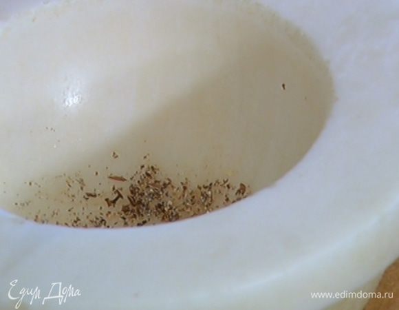 Стручки кардамона раздавить, вынуть зерна и растереть их в ступке вместе с гвоздикой, затем добавить корицу, мускатный орех и ваниль, все перемешать.