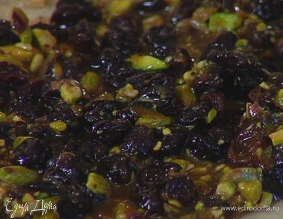 Добавить изюм, слегка отжав его от жидкости, все перемешать.