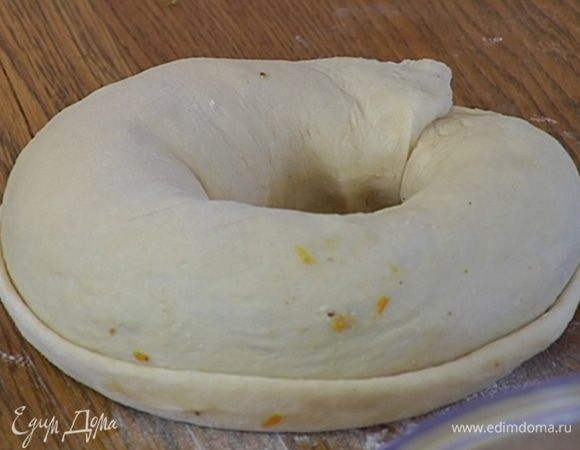 В центр выложить начинку, немного отступая от краев, и свернуть рулетом. Соединить и скрепить концы рулета, чтобы получилось кольцо.