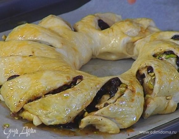 Ножом сделать на кольце надрезы через каждые 2–3 см, не прорезая до конца, чтобы получились «лепестки». Слегка раздвинуть «лепестки» и немного наклонить в одну сторону.