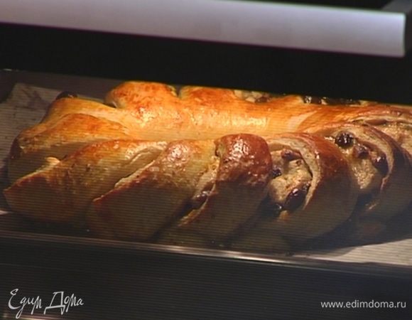 Выпекать в разогретой духовке 15 минут, затем понизить температуру до 180°С и выпекать еще 15‒20 минут.