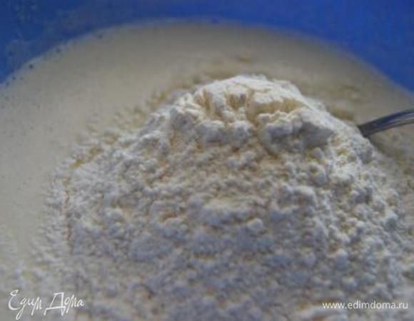 Добавить муку, замесить тесто.