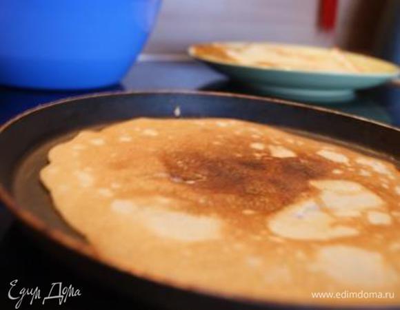 Выпекать блинчики.