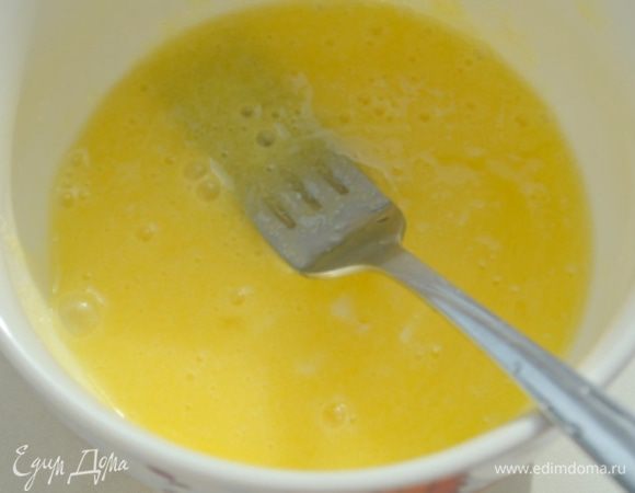Желтки взбить вилкой с сахаром.