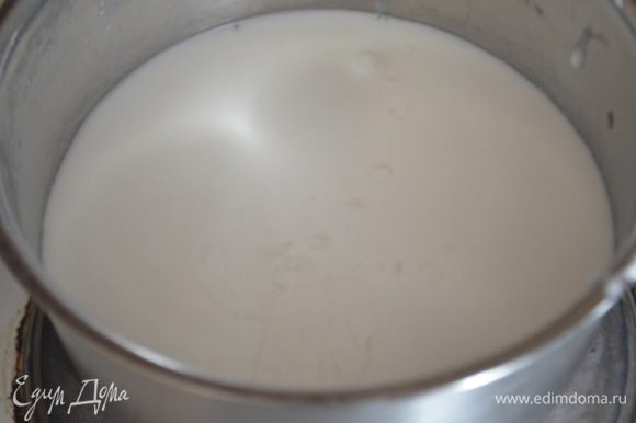 Молоко вылить в ковшик и поставит на средний огонь.