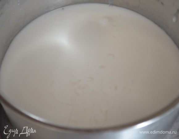 Молоко вылить в ковшик и поставит на средний огонь.