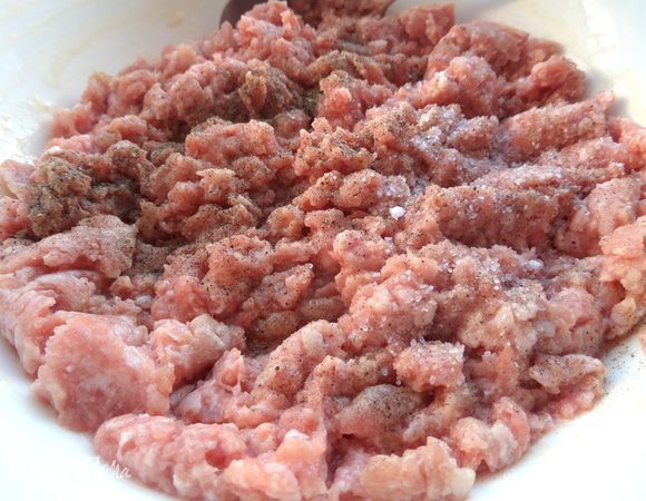 Начнём с котлет...Фарш солим,перчим...