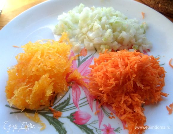 Тыкву,морковку мелко натереть,лук измельчить.