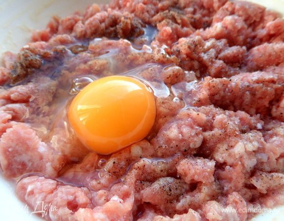 В фарш вбить крупное яйцо.