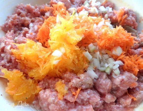 Добавить овощи. Немного сыра добавить в начинку и немного сверху.