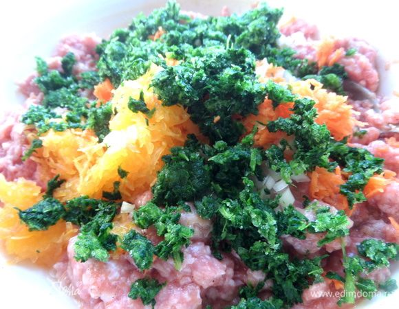 Шпинат раскрошить (он быстро размораживается!).