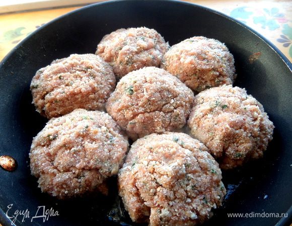 Обвалять в сухарях и обжарить на растительном масле.