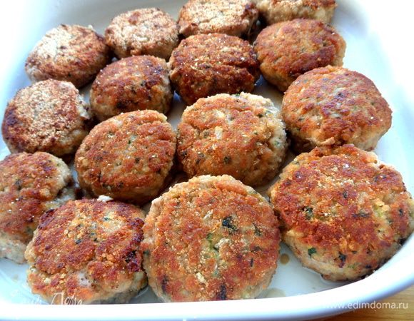 Выложить все обжаренный котлеты в большую керамическую форму,смазав маслом.