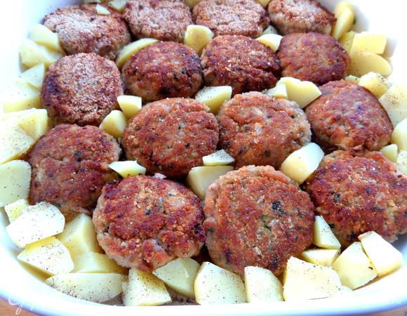 Между котлетами удобно поместить отварную картошку,нарезанную на ломтики.