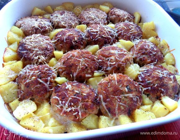 Присыпать немного тёртым сыром и отправить запекаться на полчаса в разогретую духовку.