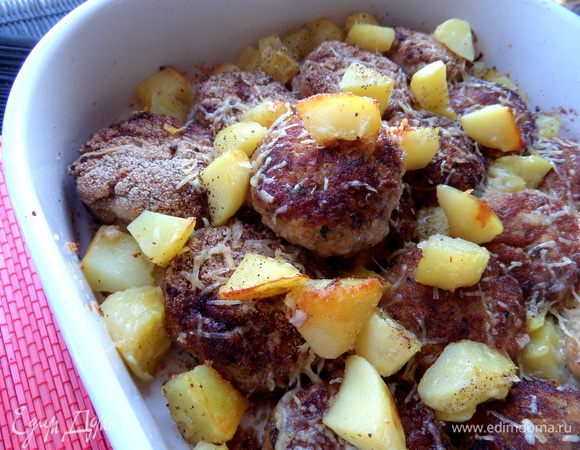 Сочные котлетки с румяной картошечкой готовы!