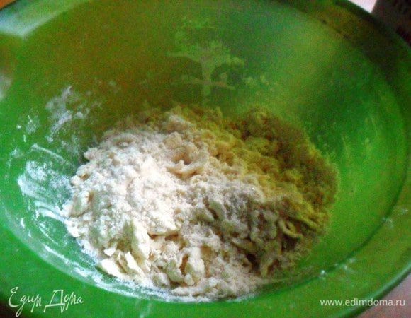 Смешать 2 ст л сахарного песка, 1/2 ст муки. Добавить сливочное масло и перетереть руками в крошку.