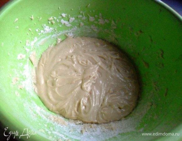 Взбить яйца с сахарным песком. Добавить мёд, и просеянную муку с разрыхлителем. Перемешать.