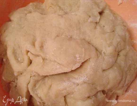 Влить растительное масло, муку, все перемешать, замесить мягкое тесто.