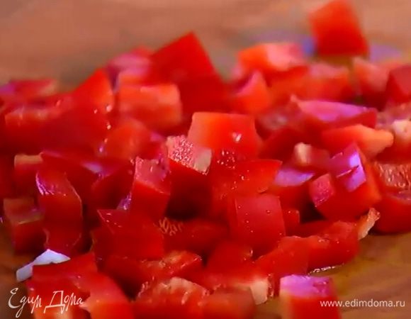 Сладкий перец, удалив семена и плодоножку, нарезать небольшими кубиками.