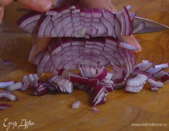 Лук почистить и мелко порезать.