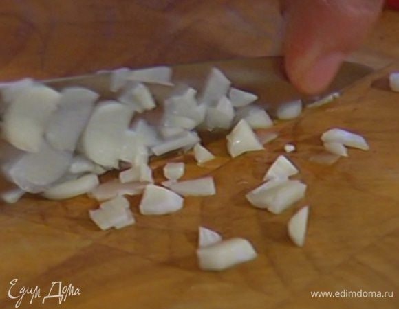 Чеснок почистить и мелко порубить.