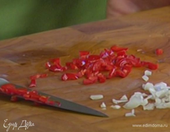 Чили, удалив семена, мелко нарезать.