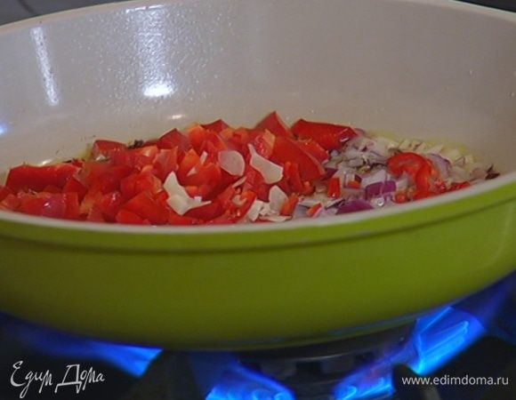 В сковороду с луком выложить сладкий перец, чили и чеснок, все посолить и перемешать.