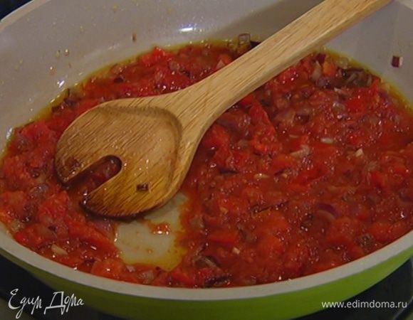 Добавить помидоры в собственном соку и 5–7 минут прогревать овощи на медленном огне.