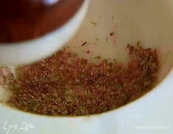 Приготовить пряную смесь: растереть в ступке зиру и кориандр, добавить паприку и черный перец, все перемешать.