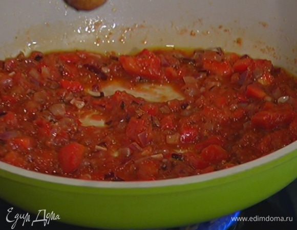 Всыпать пряную смесь в сковороду и перемешать.