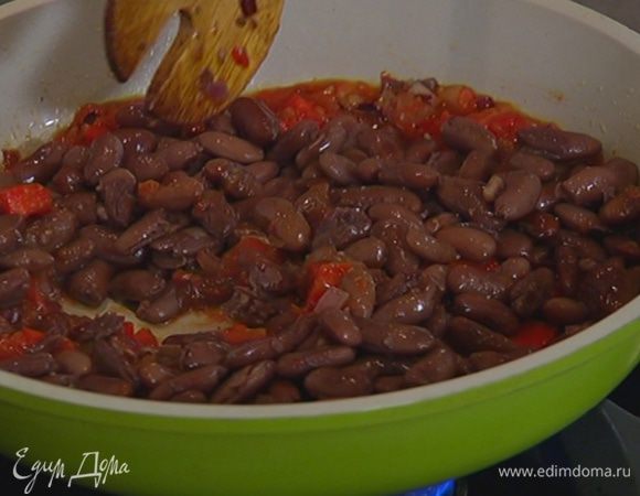 Добавить вареную фасоль, еще раз все перемешать и немного прогреть.