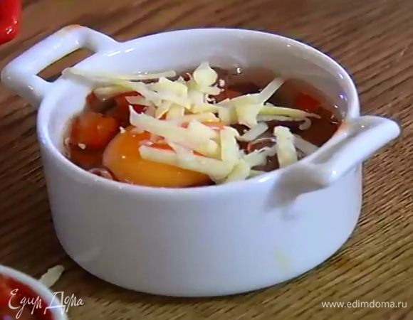 Сыр натереть на крупной терке, посыпать фасоль с яйцами и запекать в разогретой духовке 8 минут.