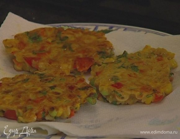 Готовые биточки перекладывать на бумажное полотенце, чтобы убрать излишки жира. Подавать со сметаной. 