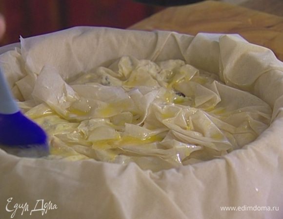 Прикрыть ее краями теста, промазывая каждый слой по очереди маслом. 