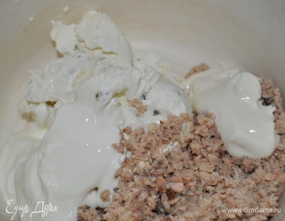 В чашку выложить творожный сыр.

Добавить к сыру размятый вилкой лосось (горбушу).

сметану, лимонный сок,по вкусу соль, паприку,перец чёрный молотый и измельчённый укроп.

Взить всё с помощью блендера.